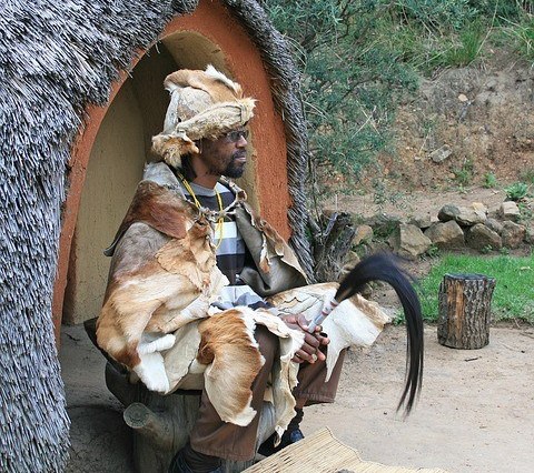 Médicas-sacerdotisas - Religiosidades ancestrais e contestação ao sul de Moçambique (c.1927-1988)