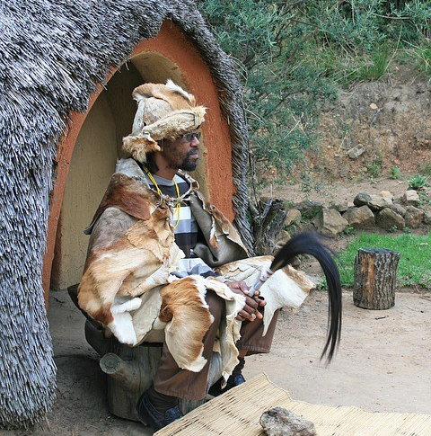 Médicas-sacerdotisas - Religiosidades ancestrais e contestação ao sul de Moçambique (c.1927-1988)